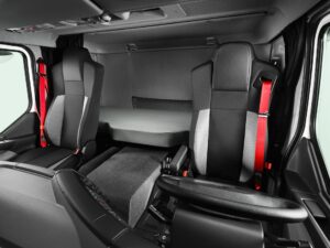 camion-transport-vehicules-vue-siege-avant